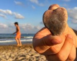 Atzo #irria, gaur #bihotza Ayer la #sonrisa, hoy el #corazon #itsasoa itsasokobihotza #corazondemar #mar #piedraencontrada #buscadoresdetesoros #piedrapreciosa #altxorbilatzaileak #poztasuna #alaitasuna #bizitza #umeak #uneak #momentos #hondartza #playa @igers @igerseuskadi @instagrames @barakaigers @barakaldoeuskaraz @igerrak – Instagram