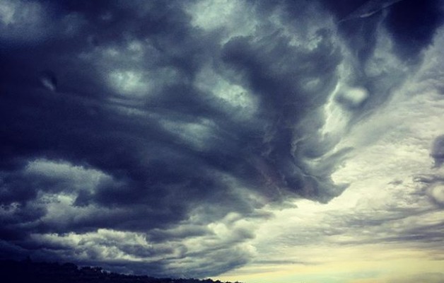 #alguienseestacabreando #zeruahaserre #hodeiak #ekaitza #tormenta #tirig #cielo #portutatis #iluntasuna #argitasuna @igers @instagrames @instagram @igerscastello – Instagram