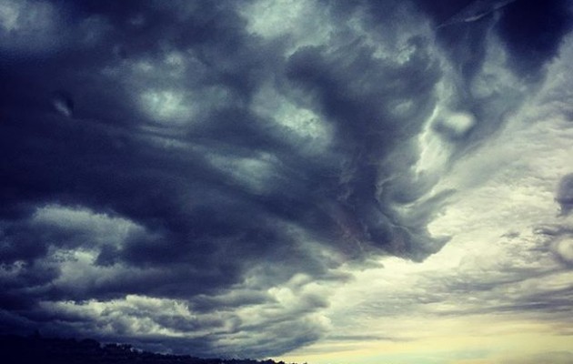 #alguienseestacabreando #zeruahaserre #hodeiak #ekaitza #tormenta #tirig #cielo #portutatis #iluntasuna #argitasuna @igers @instagrames @instagram @igerscastello – Instagram