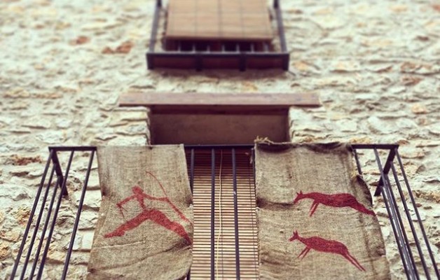 Hay #pueblos que en #fiestas en vez de poner #santos o #vírgenes en los #balcones cuelgan los #dibujosancestrales que sus #antepasados dejaron plasmados en #cuevas y #barrancos #Valltorta #Tirig #castelló @igers @instagrames @igerscastello @instagram #arte #meencanta – Instagram