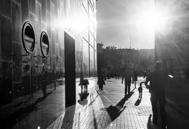 #udazkenekoargiak #itzalak #herrikoplaza #barakaldo #pertsonak #eguzkia @igerseuskadi @igerrak @barakaigers #ibiltzen #arkitektura #streetphotography #disdira #photoblackwhite #blackandwhitephotography – Instagram