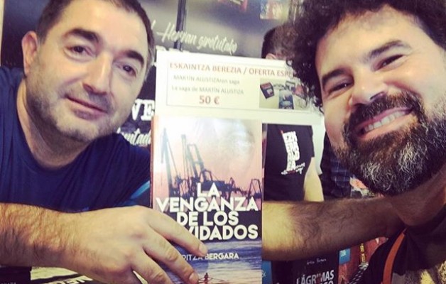 Urtero bezala @aritzabergara ren eleberriaz gozatzen! Eskerrik asko Aritza! @durangoko_azoka #DA! #eleberribeltza #novelanegra – Instagram